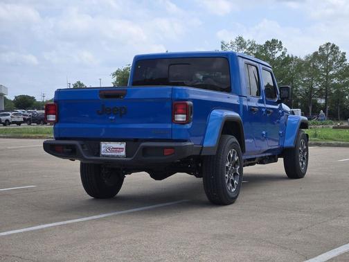 Hydro Blue Pearlcoat 2026 Jeep Gladiator Sahara 4x4
