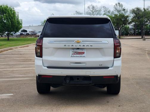 Summit White 2022 Chevrolet Suburban LT