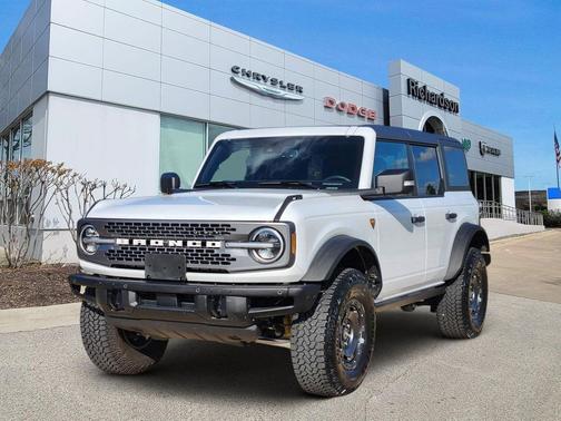 Oxford White 2025 Ford Bronco Badlands