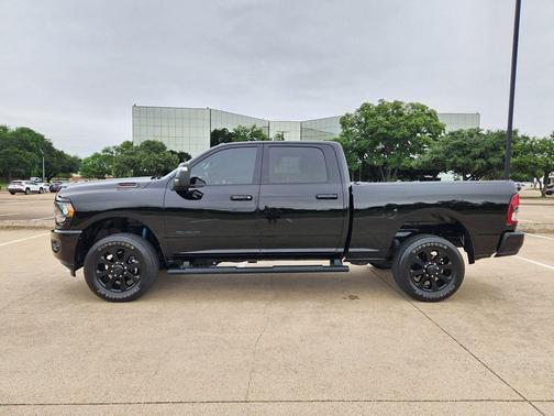 Diamond Black Crystal Pearlcoat 2023 RAM 2500 Big Horn Crew Cab 4x4 6'4' Box