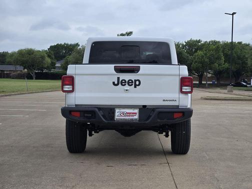 Bright White Clearcoat 2026 Jeep Gladiator Sahara 4x4