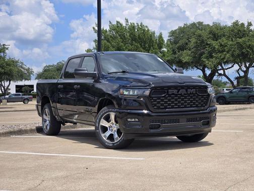 Diamond Black Crystal Pearlcoat 2026 RAM 1500 Express