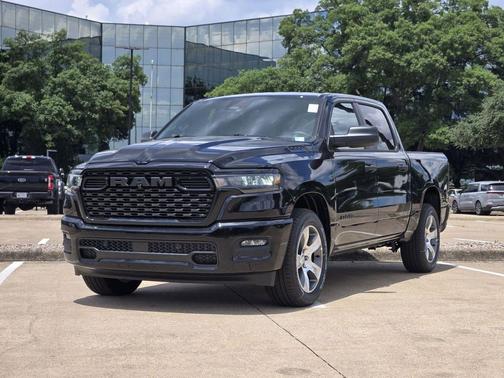 Diamond Black Crystal Pearlcoat 2026 RAM 1500 Express