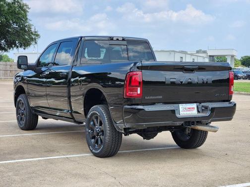 Diamond Black Crystal Pearlcoat 2026 RAM 2500 Laramie Crew Cab 4x4 6'4' Box