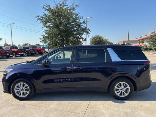 2024 Kia Carnival LX