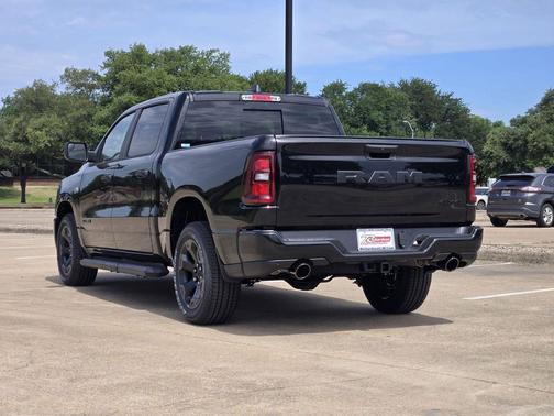 Diamond Black Crystal Pearlcoat 2026 RAM 1500 Express