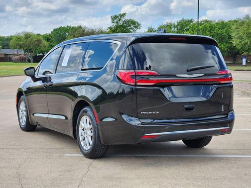 Brilliant Black Crystal Pearlcoat 2023 Chrysler Pacifica Touring L