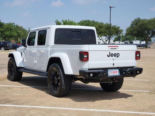 Bright White Clearcoat 2022 Jeep Gladiator Overland