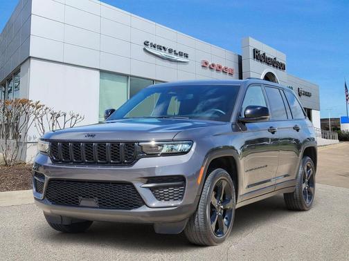 Baltic Gray Metallic Clearcoat 2024 Jeep Grand Cherokee Altitude