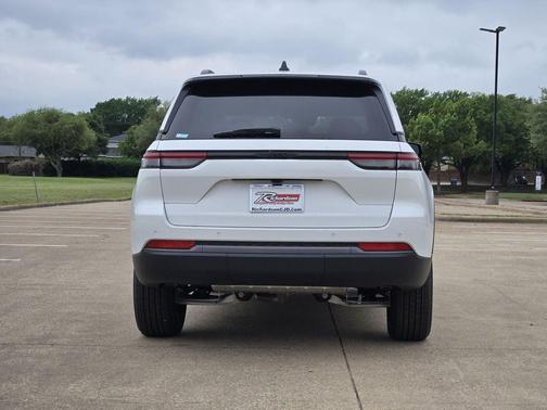 Bright White Clearcoat 2026 Jeep Grand Cherokee Altitude