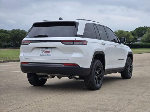 Bright White Clearcoat 2026 Jeep Grand Cherokee Altitude