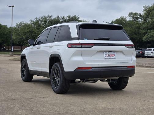 Bright White Clearcoat 2026 Jeep Grand Cherokee Altitude