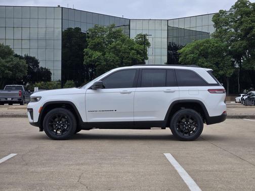 Bright White Clearcoat 2026 Jeep Grand Cherokee Altitude