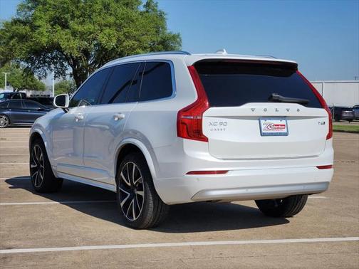 2022 Volvo XC90 T6 Momentum