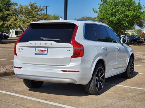 2022 Volvo XC90 T6 Momentum