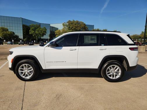 Bright White Clearcoat 2026 Jeep Grand Cherokee Altitude