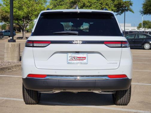 Bright White Clearcoat 2026 Jeep Grand Cherokee Altitude