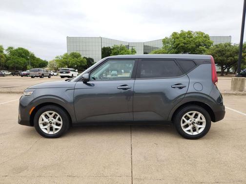 Gravity Gray 2022 Kia Soul LX
