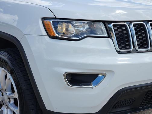 Bright White Clearcoat 2022 Jeep Grand Cherokee Laredo