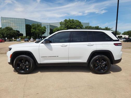 Bright White Clearcoat 2023 Jeep Grand Cherokee Altitude