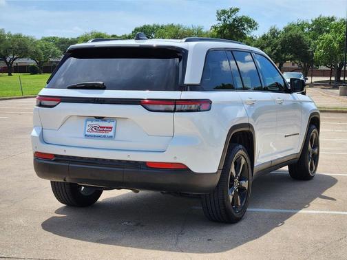 Bright White Clearcoat 2023 Jeep Grand Cherokee Altitude