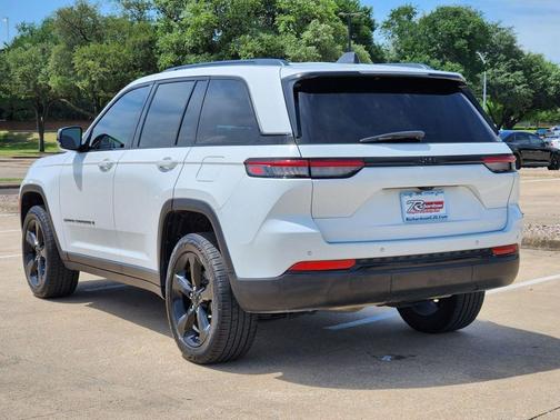 Bright White Clearcoat 2023 Jeep Grand Cherokee Altitude