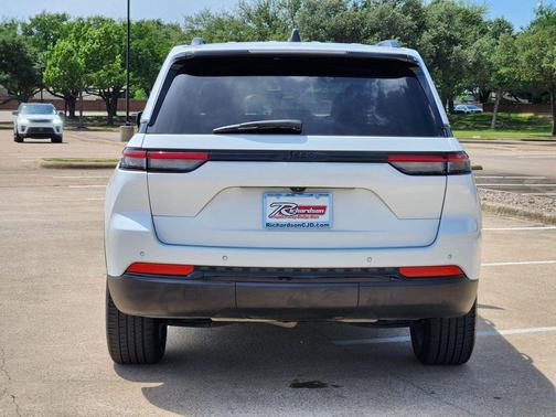 Bright White Clearcoat 2023 Jeep Grand Cherokee Altitude