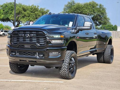 Diamond Black Crystal Pearlcoat 2026 RAM 3500 Lone Star Crew Cab 4x4 8' Box