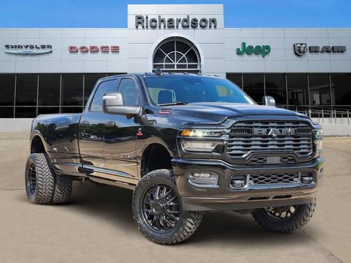 Diamond Black Crystal Pearlcoat 2026 RAM 3500 Lone Star Crew Cab 4x4 8' Box