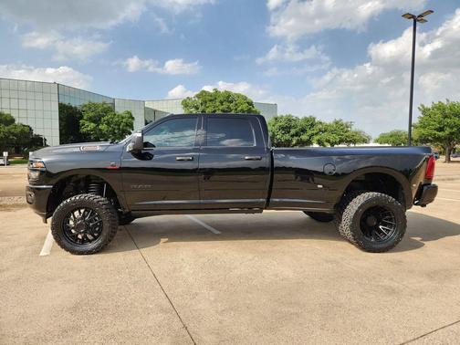 Diamond Black Crystal Pearlcoat 2026 RAM 3500 Lone Star Crew Cab 4x4 8' Box