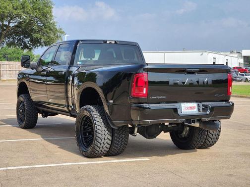 Diamond Black Crystal Pearlcoat 2026 RAM 3500 Lone Star Crew Cab 4x4 8' Box