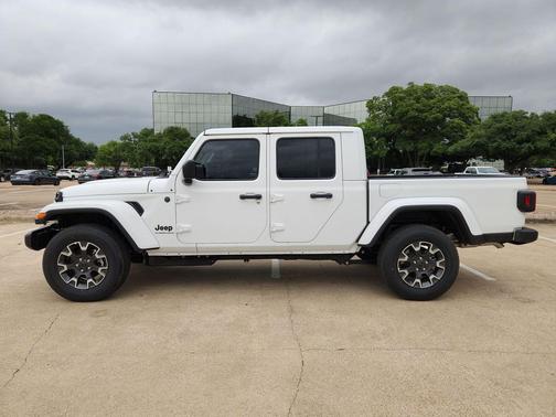 Bright White Clearcoat 2026 Jeep Gladiator Sahara 4x4