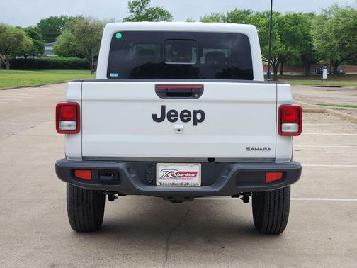 Bright White Clearcoat 2026 Jeep Gladiator Sahara 4x4