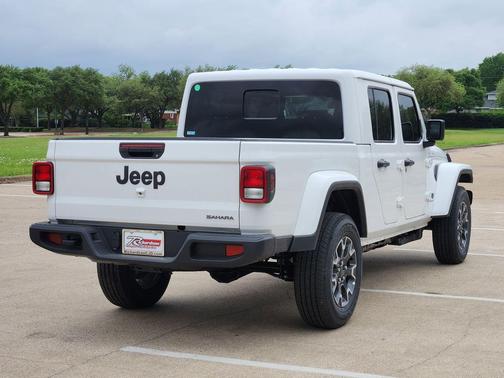 Bright White Clearcoat 2026 Jeep Gladiator Sahara 4x4