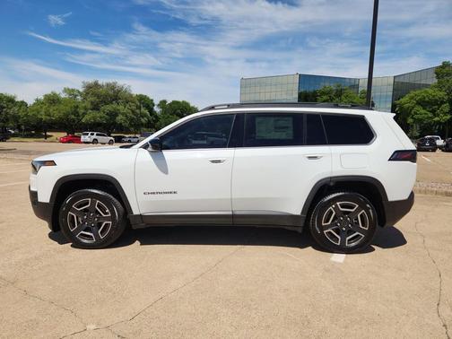 Bright White Clearcoat 2026 Jeep Cherokee Laredo 4x4