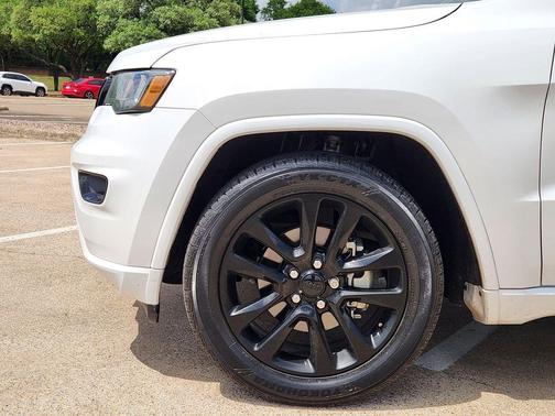 Bright White Clearcoat 2019 Jeep Grand Cherokee Altitude