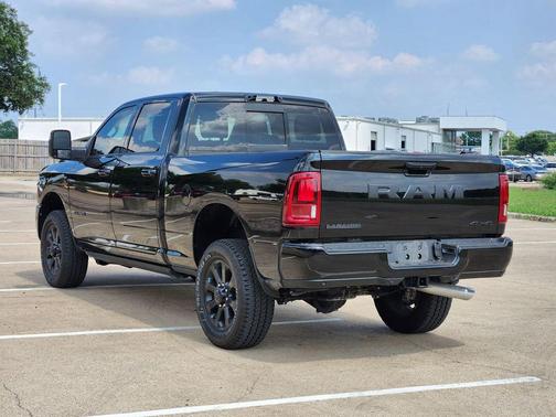 Diamond Black Crystal Pearlcoat 2026 RAM 2500 Laramie Crew Cab 4x4 6'4' Box