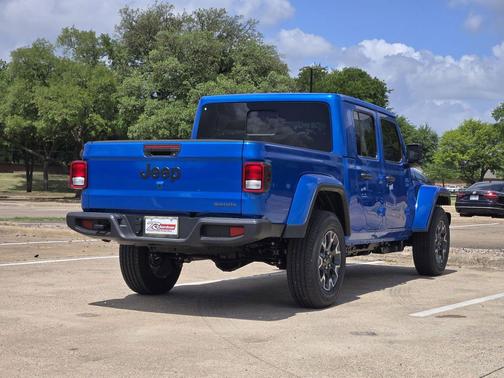 Hydro Blue Pearlcoat 2026 Jeep Gladiator Sahara 4x4