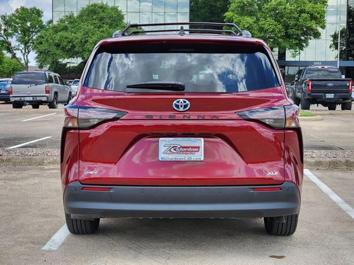 Pearl 2025 Toyota Sienna XLE