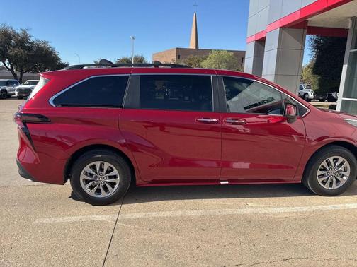 2025 Toyota Sienna XLE