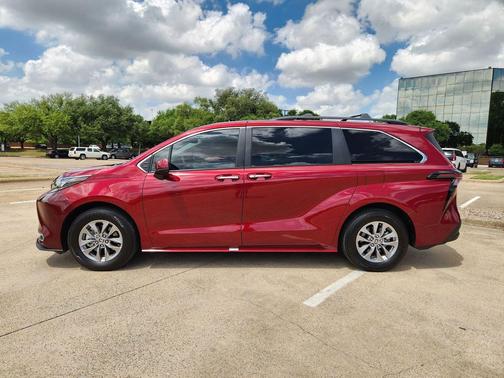 Pearl 2025 Toyota Sienna XLE