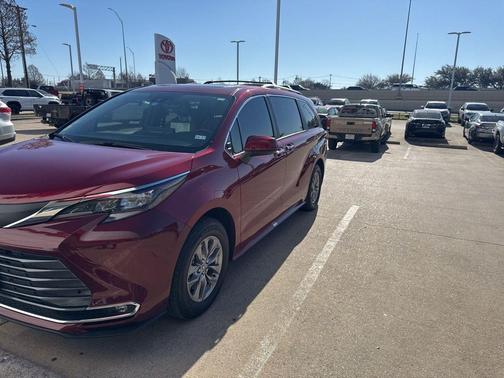 2025 Toyota Sienna XLE