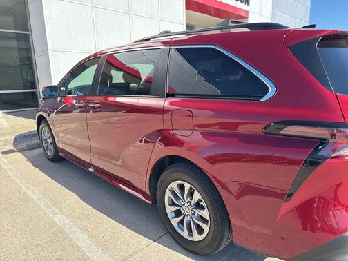 2025 Toyota Sienna XLE