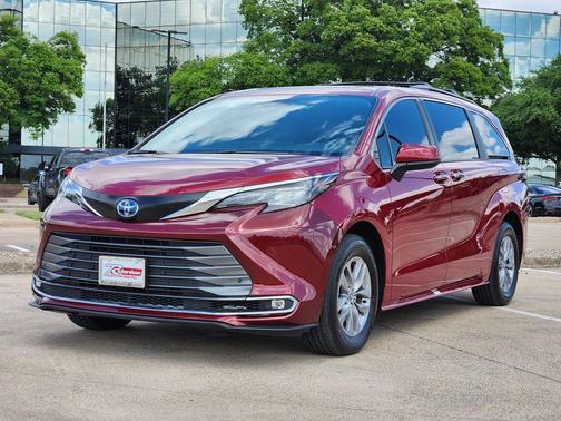 Pearl 2025 Toyota Sienna XLE