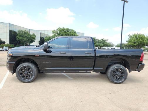 Diamond Black Crystal Pearlcoat 2026 RAM 2500 Laramie Crew Cab 4x4 6'4' Box