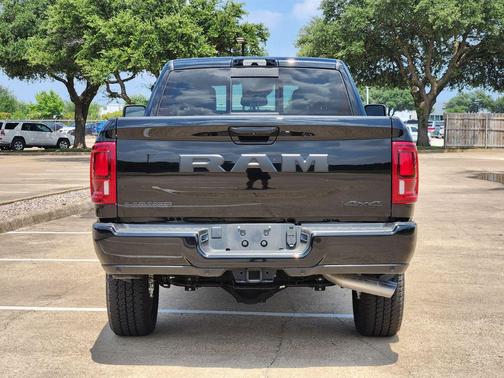 Diamond Black Crystal Pearlcoat 2026 RAM 2500 Laramie Crew Cab 4x4 6'4' Box