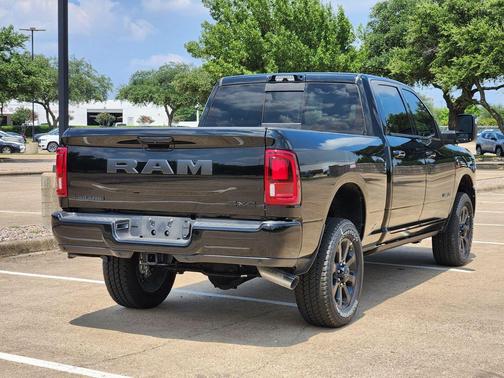 Diamond Black Crystal Pearlcoat 2026 RAM 2500 Laramie Crew Cab 4x4 6'4' Box