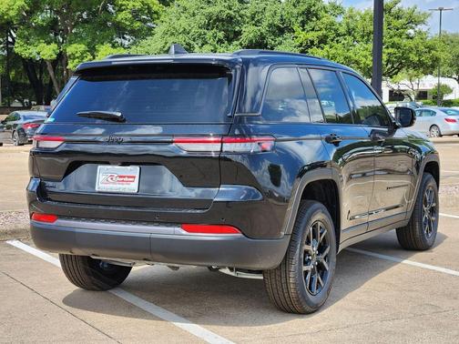 Diamond Black Crystal Pearlcoat 2026 Jeep Grand Cherokee Altitude