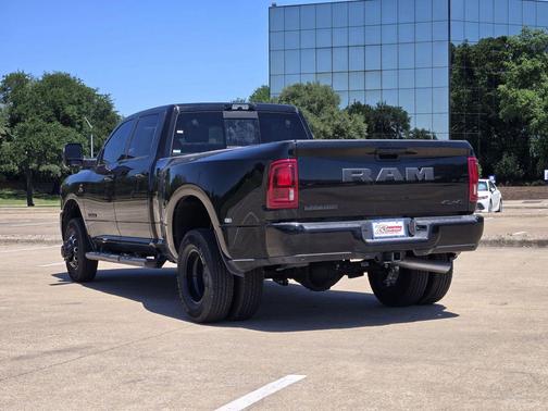 Diamond Black Crystal Pearlcoat 2026 RAM 3500 Laramie Crew Cab 4x4 8' Box