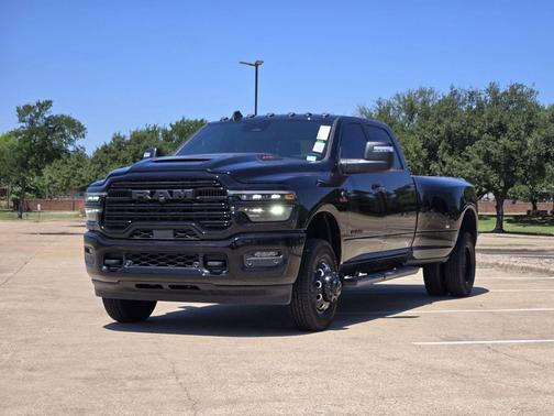 Diamond Black Crystal Pearlcoat 2026 RAM 3500 Laramie Crew Cab 4x4 8' Box